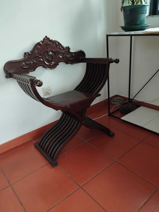 Cadeira de braços estilo “Savonarola” antiga