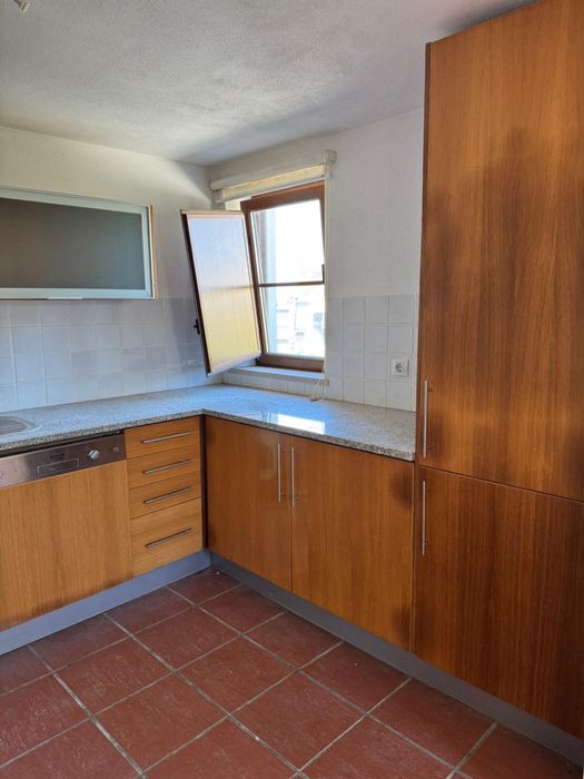 Cozinha Completa em Madeira c/ Bancadas Granito + Eletrodomésticos