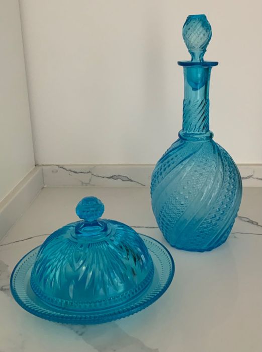 Garrafas e manteigueira em vidro azul