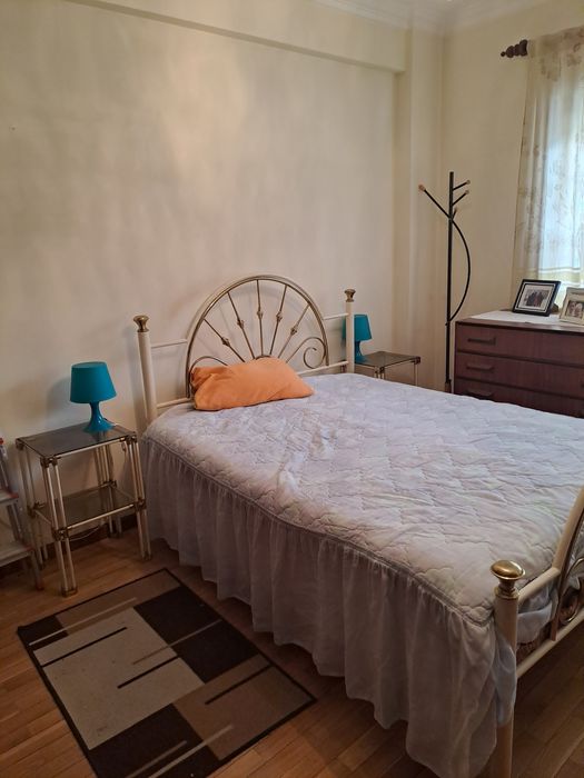 Conjunto cama + mesinhas cabeceira + candeiros