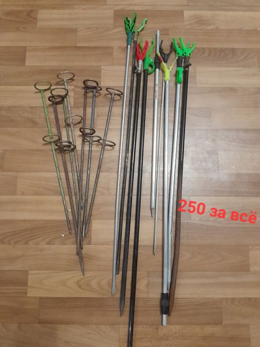 Куча рыбацких снастей 2