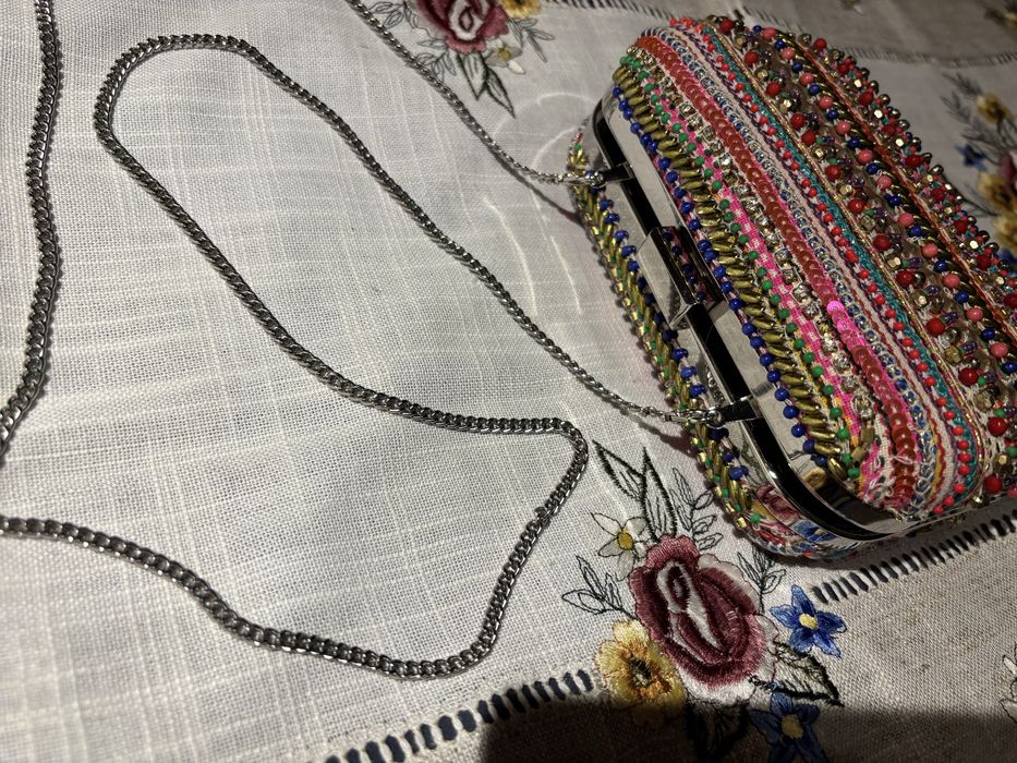 Sztywna kopertówka Zara na łańcuszku