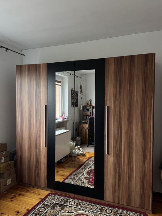 szafa 4-drzwiowa z lustrem, bardzo pojemna, stan bardzo dobry