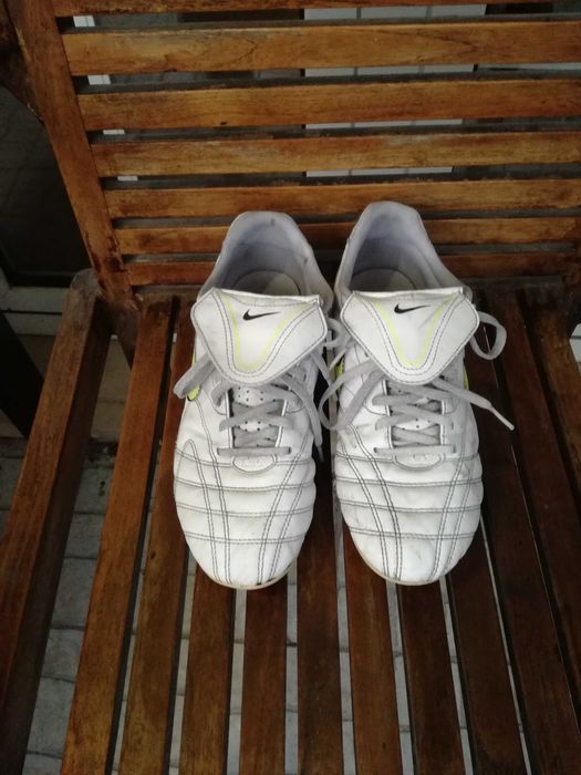 Chuteiras com pitons tênis sapatilhas para futebol da Nike Tiempo