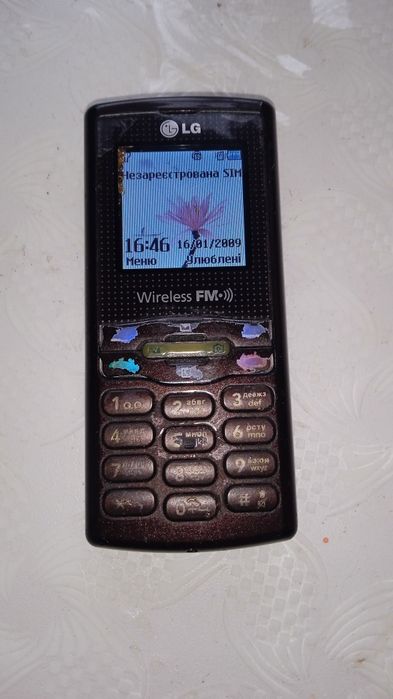 продам кнопочний телефон LG