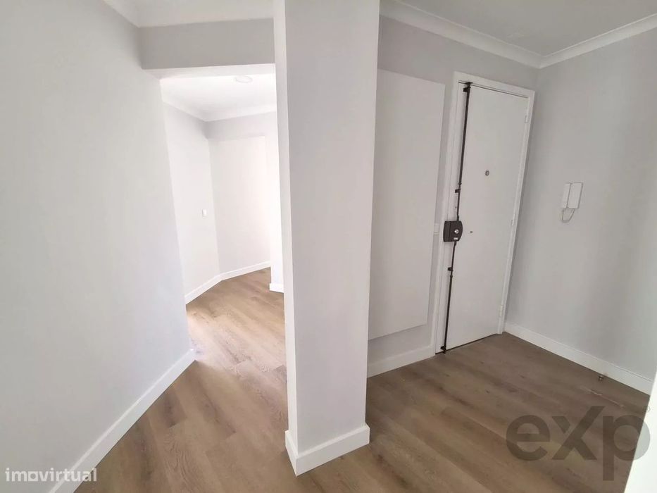 Apartamento T5 com elevador e varanda em Entrecampos