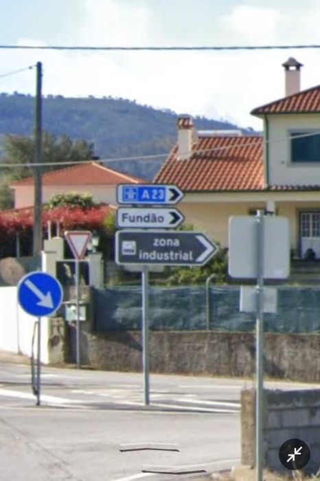 Ruina para reconstrução,  a 4 minutos da industrial do Fundão