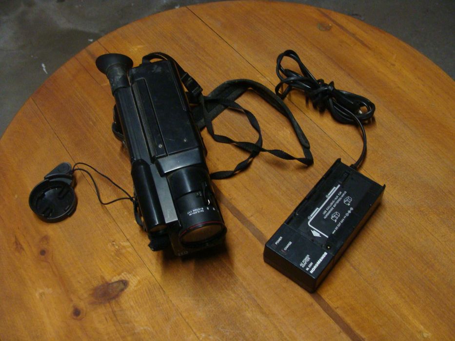 Máquina de Filmar Cassetes - NordMende CV 1100