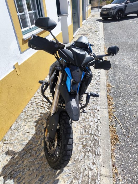 Mota Zontes 125 U1 de 2022 + Capacete