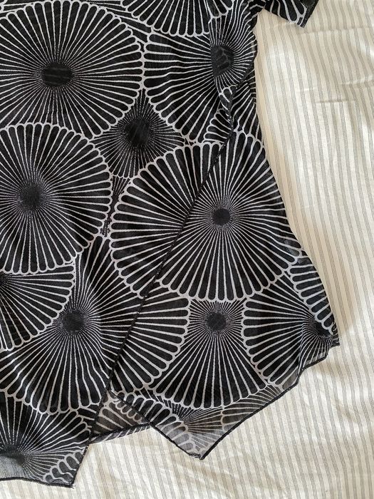 Czarna zwiewna bluzka z krótkim rękawem