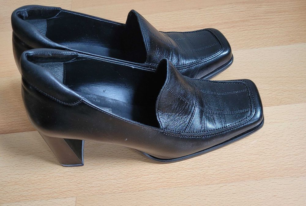 Eleganckie czarne pantofle damskie na obcasie