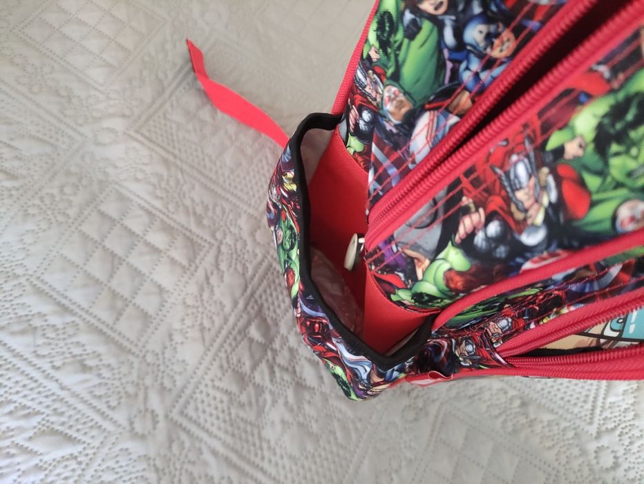 Mochila trolley avengers muito bom estado