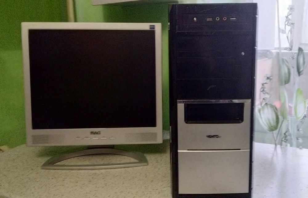 Комп'ютер (системний блок + монітор)