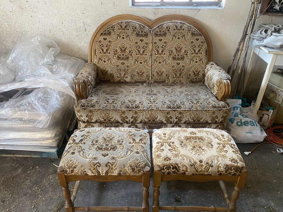 Sofa  plus dwie puffy