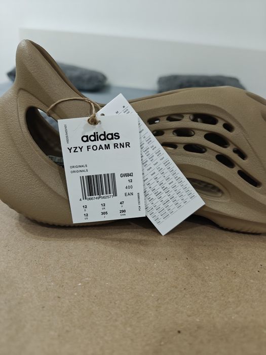 Yeezy foam rnnr clay taupe