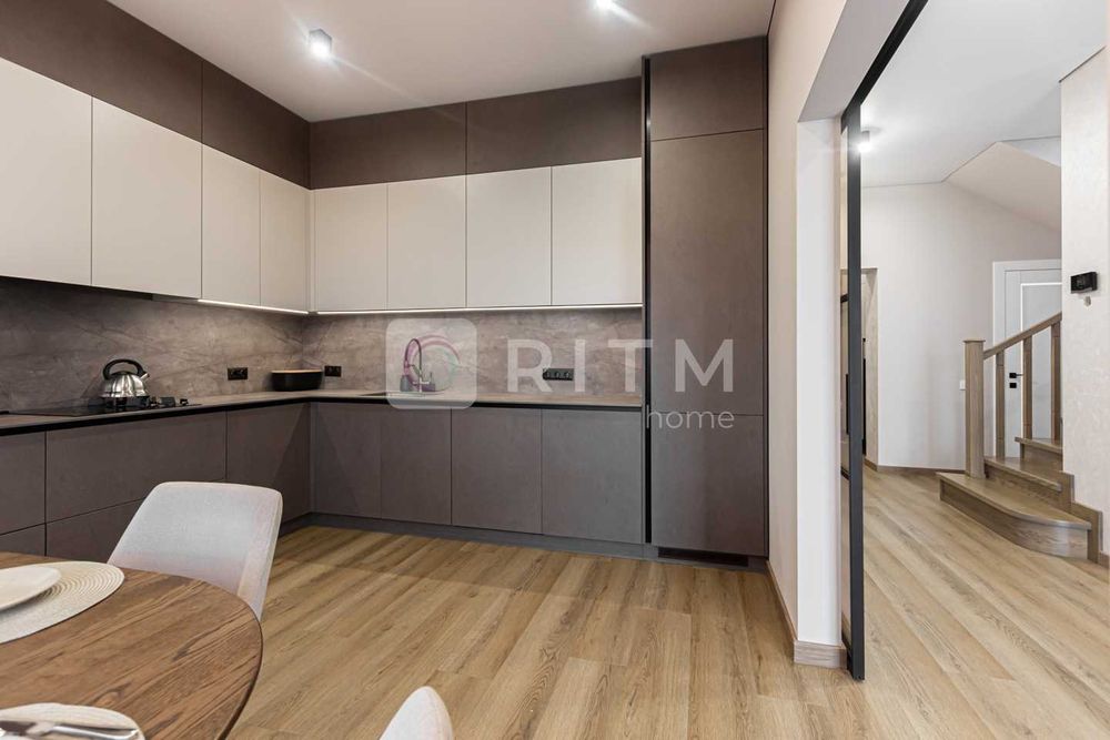 Продаж будинку з дизайнерським ремонтом 5хв від Сихова.