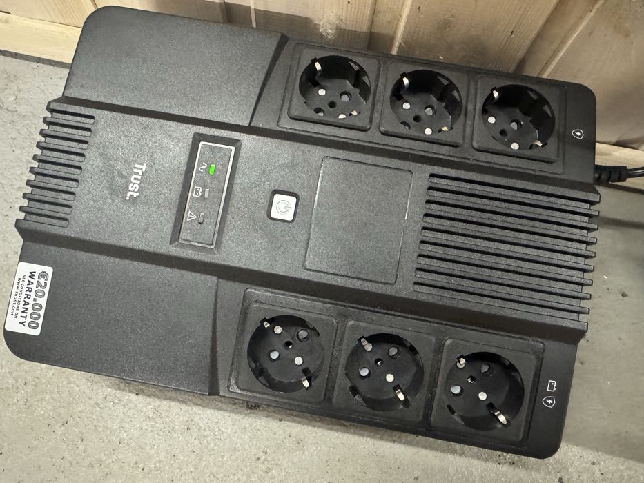 Источник бесперебойного питания Trust Maxxon 800VA UPS with 6