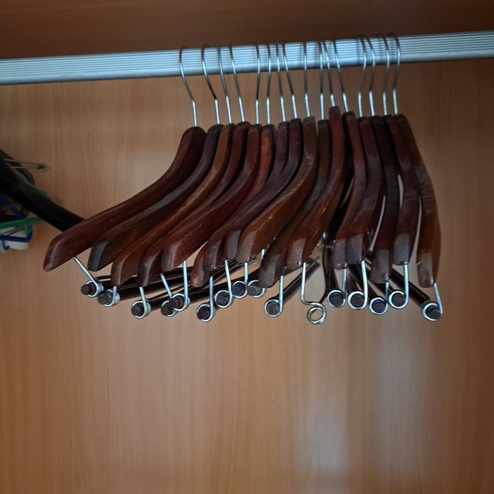 Cabides madeira em bom estado