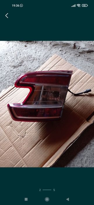 Farolim esquerdo e um farolim direito mala