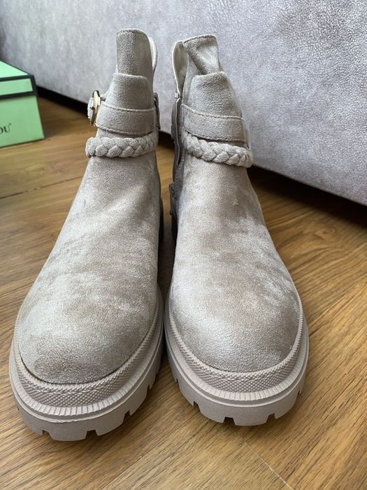Продам нові жіночі ботинки