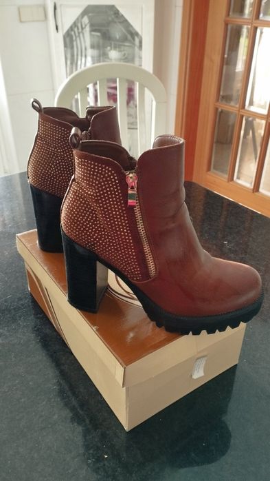 Botins tamanho 37. Cor camel.