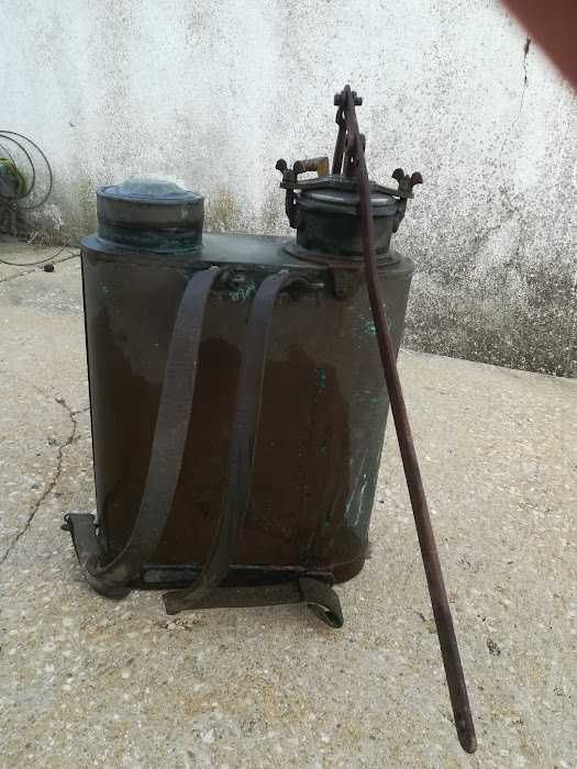 Pulverizador em cobre muito antigo com alças em pele