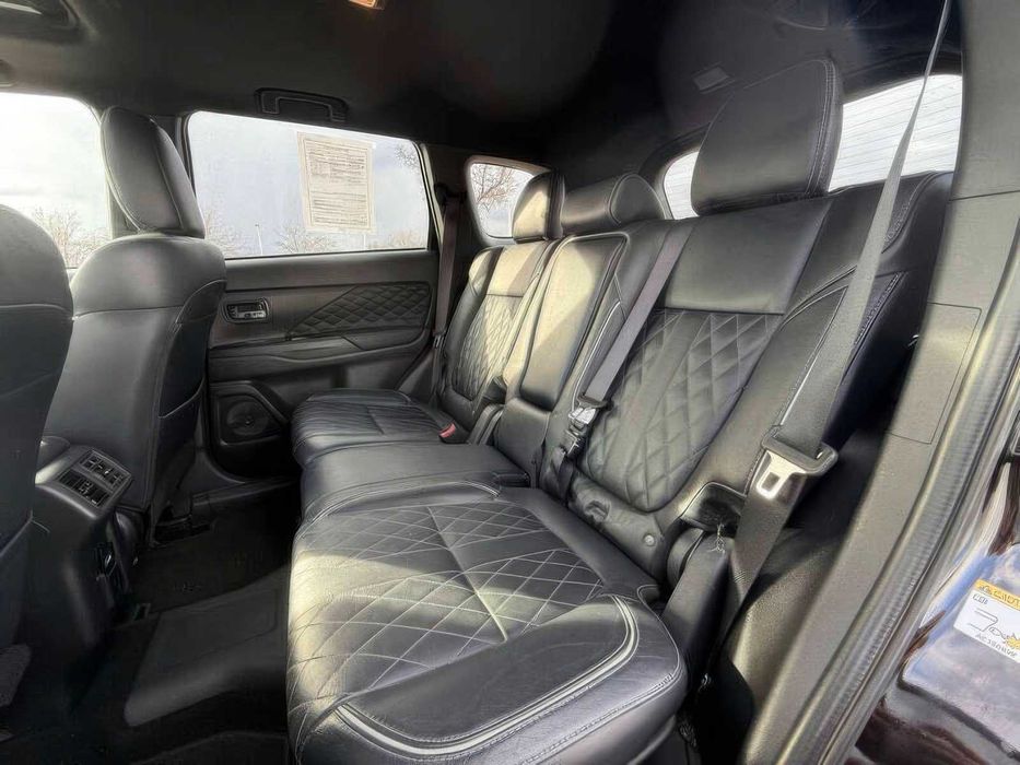 Mitsubishi Outlander Hybrid      2022