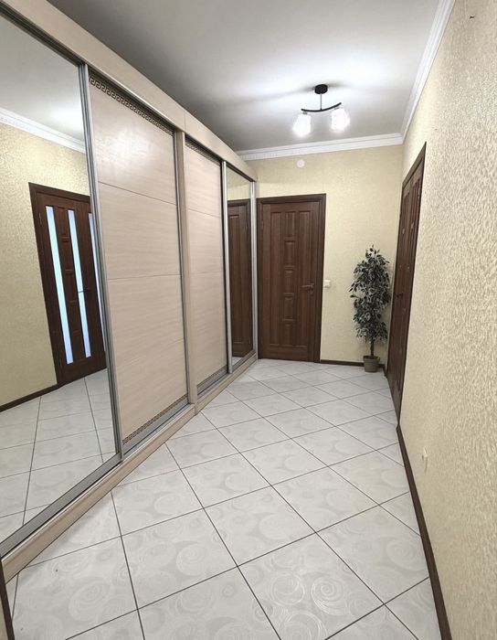 Продаж 2-кім. квартири 73.5 м.кв. з ремонтом вул Грушевського, Пустомити