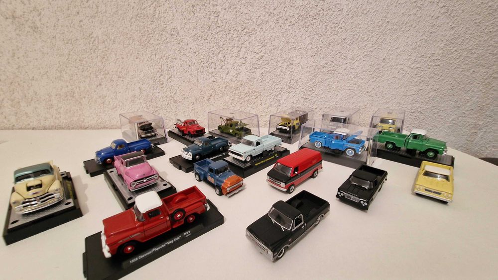 Lote de 19 Miniaturas de Pickups e carrinhas de serviço 1:64