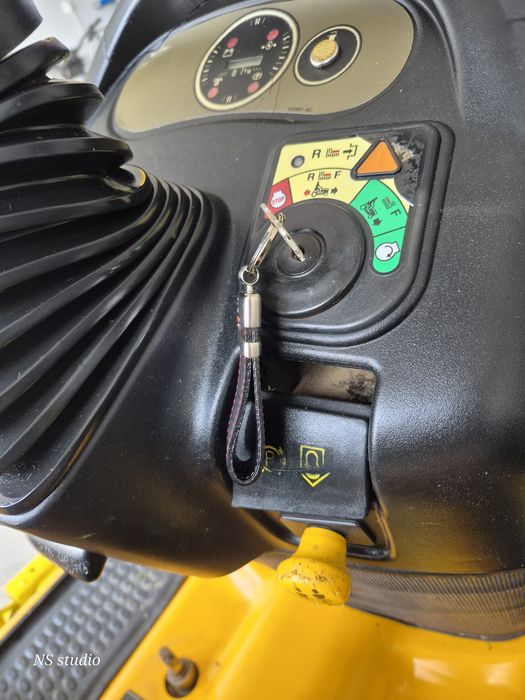 Trator corta-relva Hidrostático 720cc 25cv Dir. Assistida | Corte 1,4m