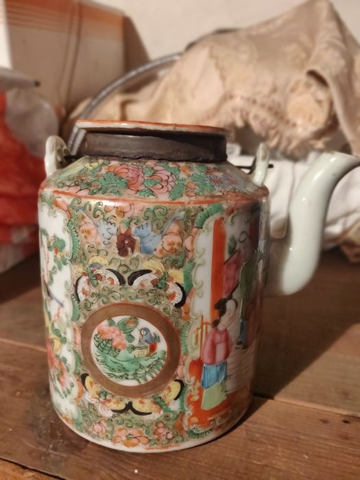 2 Bules séc.  Bule de chá largo, Chinês séc XIX de medalhão de rosas.