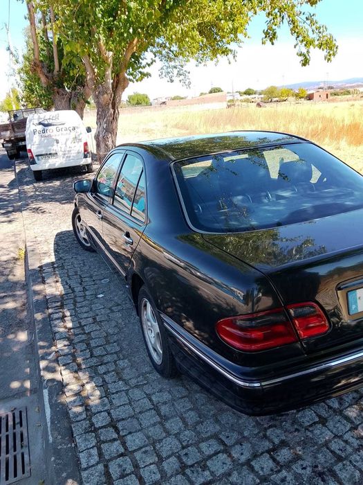 Um carro  Mercedes