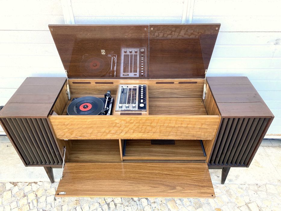 Aparador rádio gira discos grundig a funcionar