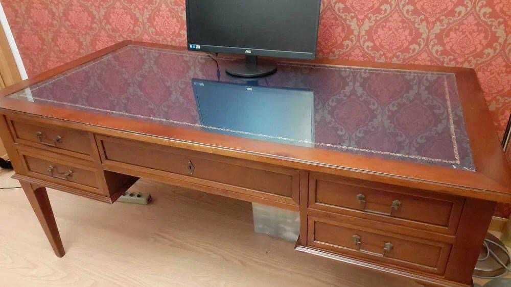 Secretária de escritório em cerejeira