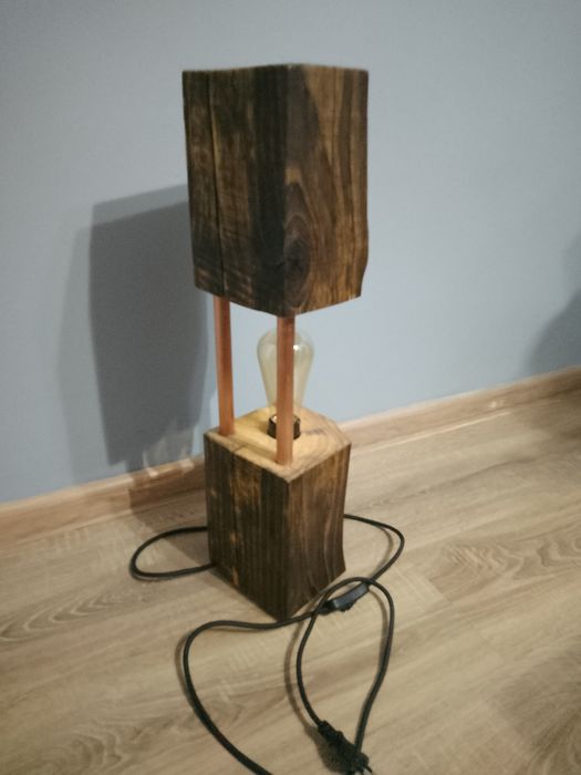 Lampa stojąca z belki