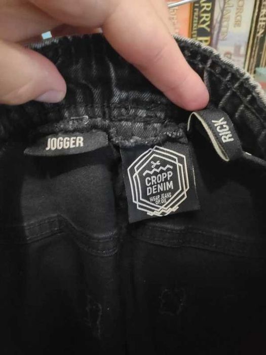 Spodnie czarne Jogger. Cropp. Rozm. W30, L32.