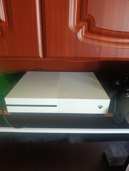 Продам приставкув гарному стані Xbox one S