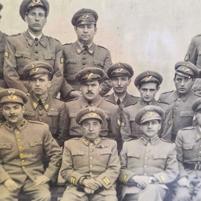 Fotografia Militar Antiga de Grupo Emoldurada – Peça Documental Portuguesa com Legenda Manuscrita
