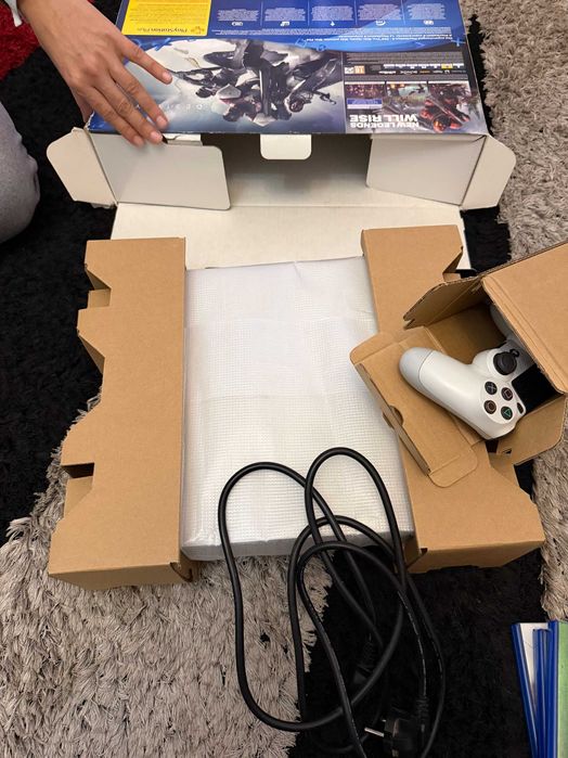 PS4 Pro 1 TB + 2 Comados – Edição Limitada - Impecável