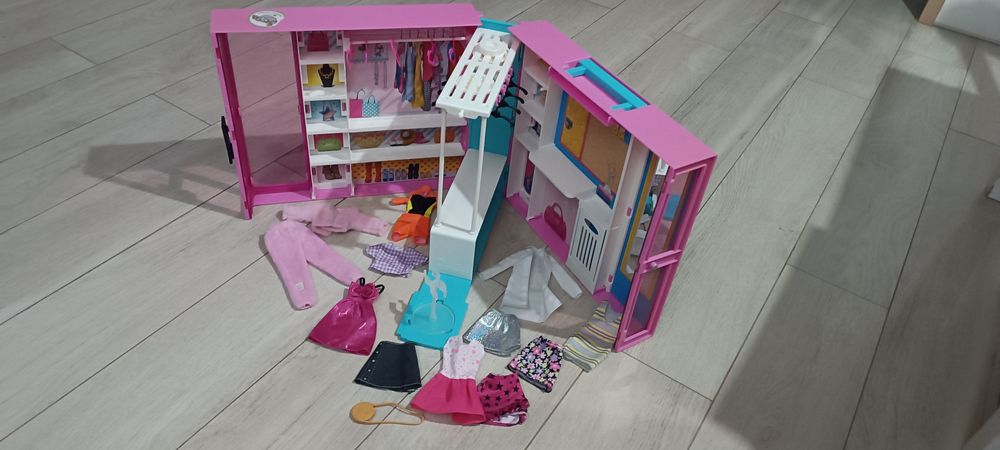Szafa Barbie z akcesoriami