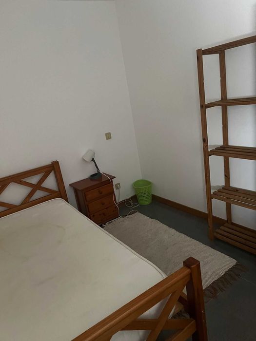 Alugo quarto para estudante em Évora