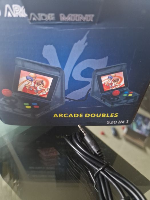 consola portátil retro a correr o jogo Tekken Advance.