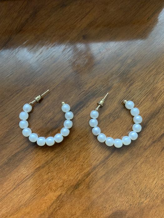 Złote kolczyki koła perły