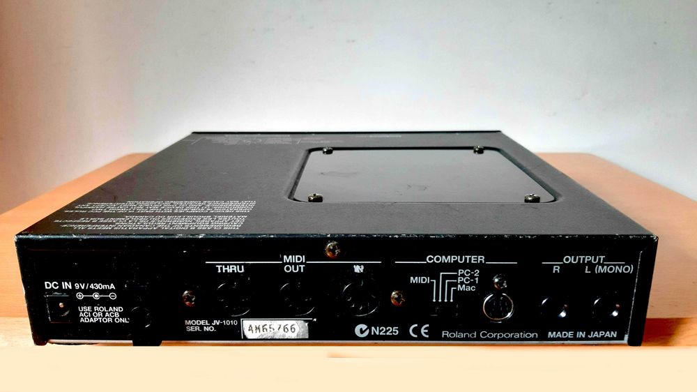 Roland JV1010 - Módulo de sons extra para aparelhos com MIDI.