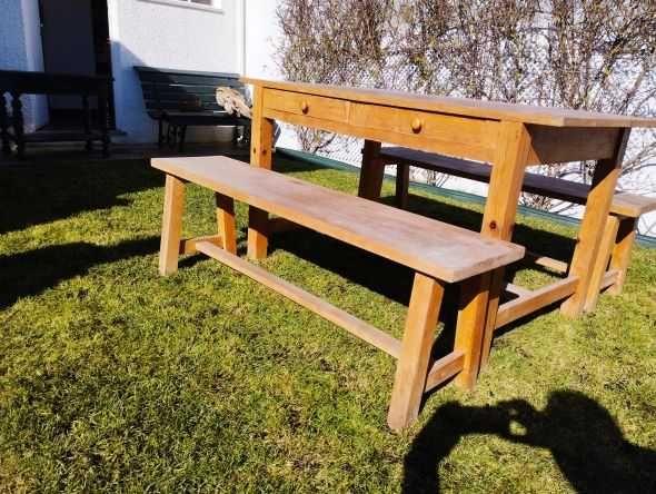 Mesa e dois bancos corridos