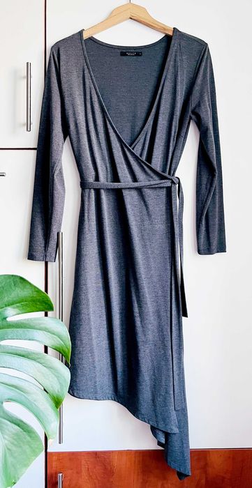 Sukienka asymetryczna midi kopertowa dzianina Mohito grafitowa