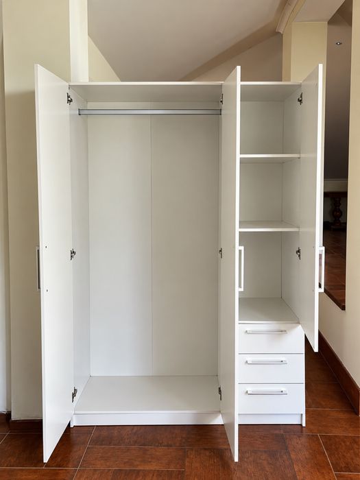 Roupeiro Branco com Portas, Gavetas e Prateleiras