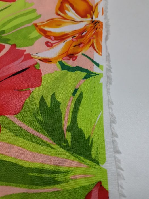 Tkanina w duże kwiaty szer.140 cm.