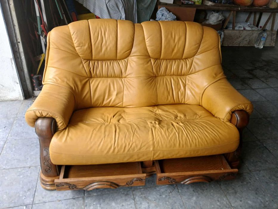 Vendo Conjunto de Sofás Antigos em Couro c/ Estrutura em Madeira