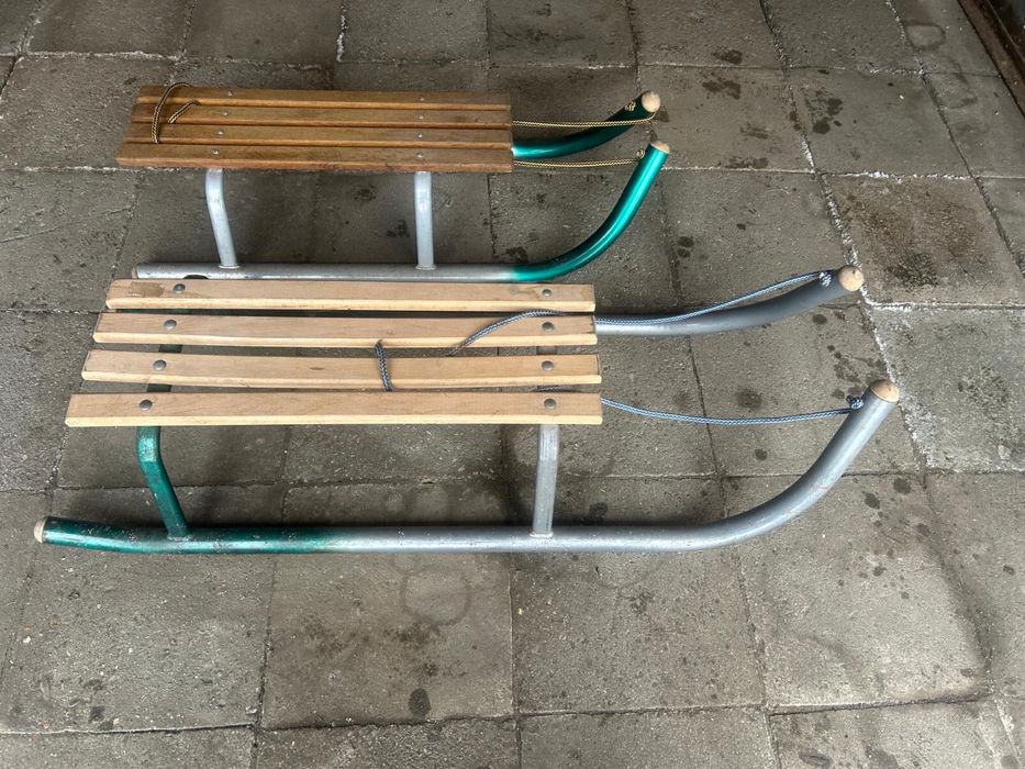 Duże metalowe sanki